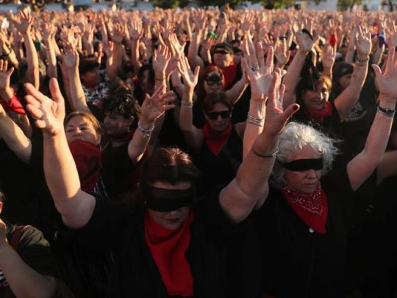 Χιλή: Χιλιάδες γυναίκες διαδήλωσαν κατά των βιασμών, της βίας και της καταπίεσης