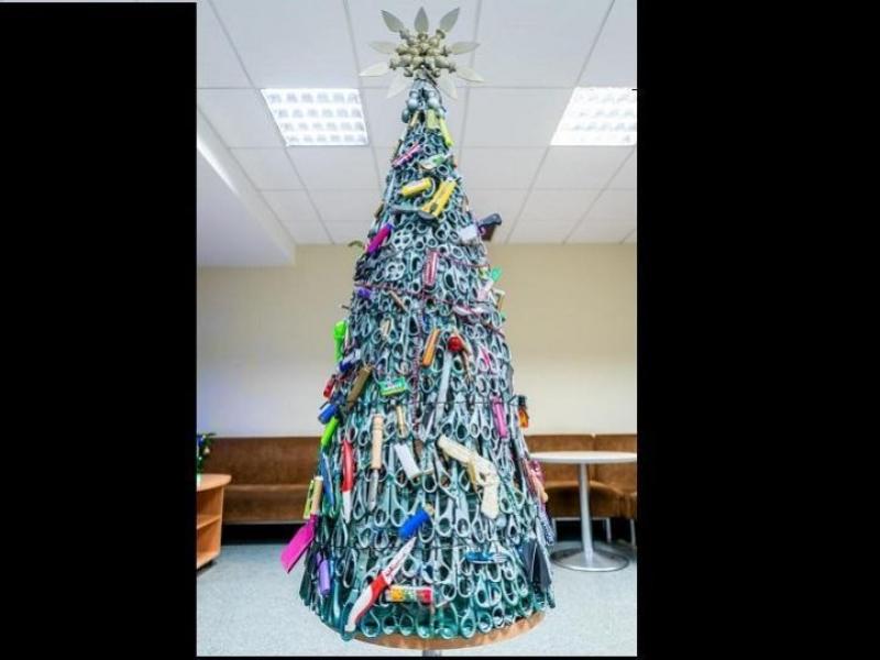 Χριστουγεννιάτικο δέντρο από... κατασχεθέντα αντικείμενα σε αεροδρόμιο (Φωτογραφίες-Video)