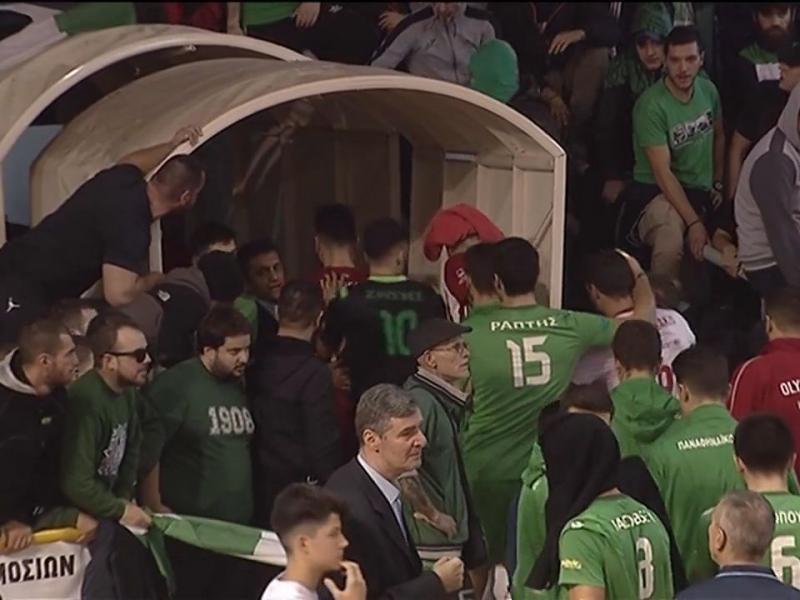 Επεισόδια και δακρυγόνα στο ματς Παναθηναϊκός-Ολυμπιακός στο βόλεϊ (Βίντεο)