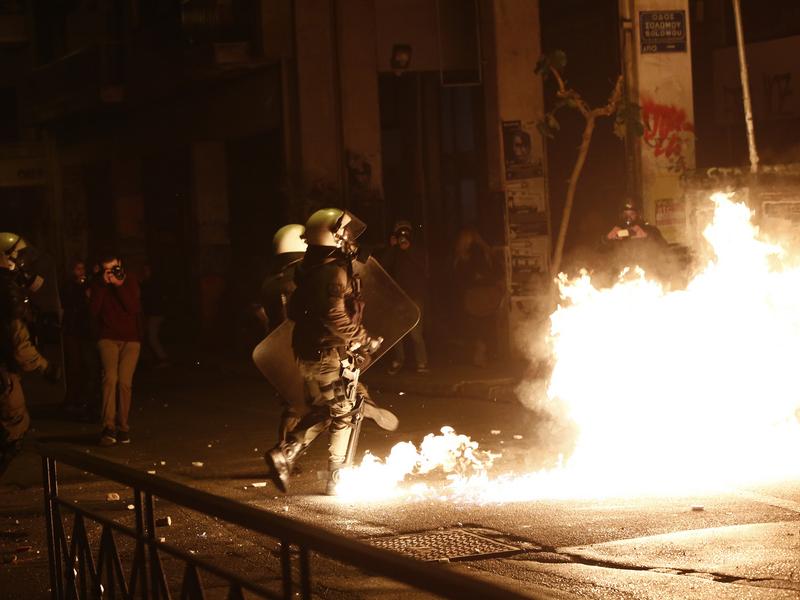Επεισόδια στα Εξάρχεια μετά τη λήξη της πορείας για τον Α. Γρηγορόπουλο (Videos)