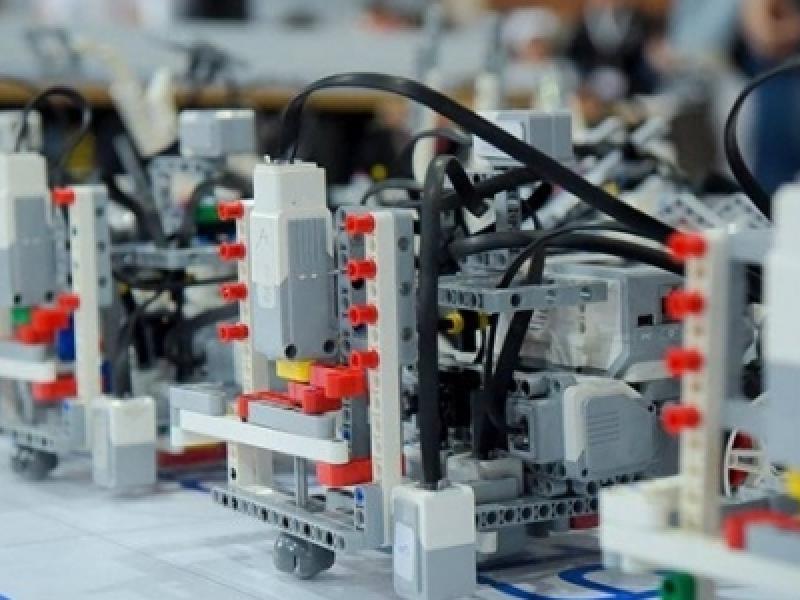 Τα δικά τους ρομπότ δημιούργησαν 300 μαθήτριες και μαθητές στο 6ο Μαθητικό Φεστιβάλ Ρομποτικής του Πειραματικού Γυμνασίου του ΠΑΜΑΚ