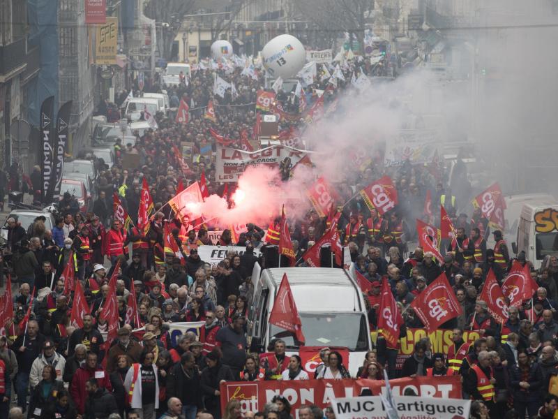 Γαλλία: 13η ημέρα απεργιακών κινητοποιήσεων για το συνταξιοδοτικό - Χιλιάδες στους δρόμους