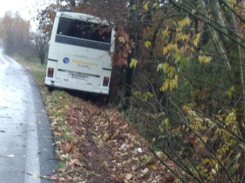 Τροχαίο στην Καλαμπάκα: Εκτροπή λεωφορείου με 37 μαθητές