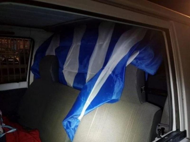 Διακινητής που έκρυβε πρόσφυγες κάτω από τη σημαία πολιτεύτηκε με ξενοφοβικό συνδυασμό