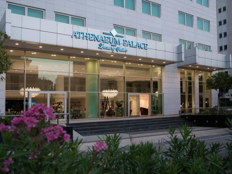 Τρεις εστίες φωτιάς σε δύο ορόφους στο ξενοδοχείο στη Συγγρού