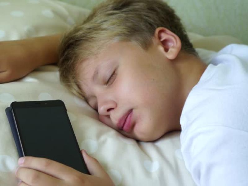 Βρετανία: Ένα στα δύο παιδιά κοιμάται με το κινητό δίπλα στο κρεβάτι του