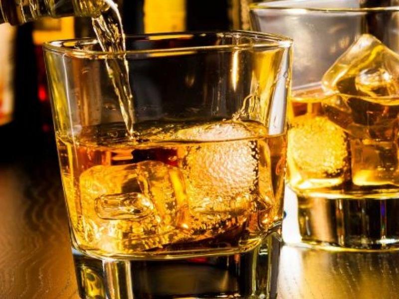 Αλκοόλ: Πόσο καταναλώνουν οι Έλληνες; Ποιες οι επιπτώσεις του στην υγεία μας;