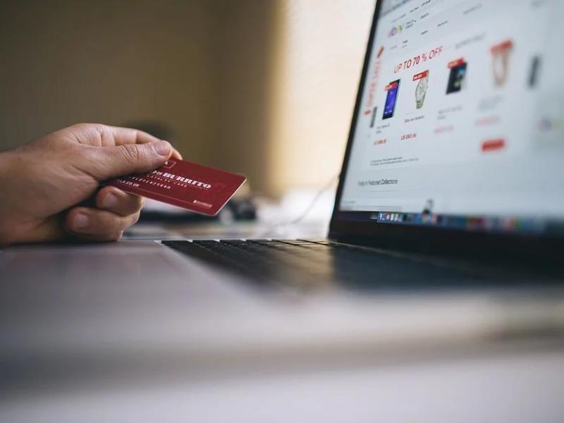 Χειροπέδες σε 42χρονη για απάτες μέσω eshop – Άλλα ρούχα και παπούτσια παρήγγειλαν, άλλα παρέλαβαν