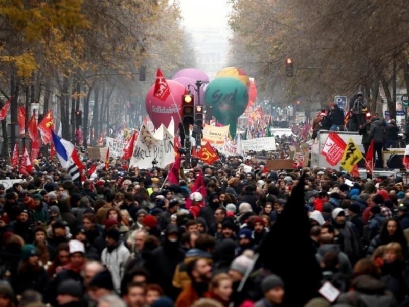 Γαλλία: Συνεχίζονται οι απεργίες παρά την υποχώρηση της κυβέρνησης