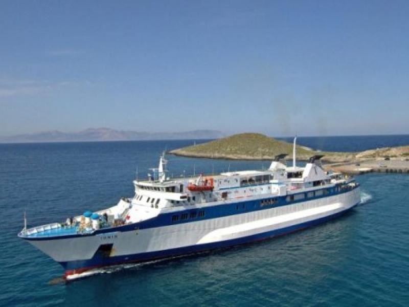 Στο λιμάνι του Πειραιά επέστρεψε, λόγω βλάβης, το πλοίο «Ιονίς»