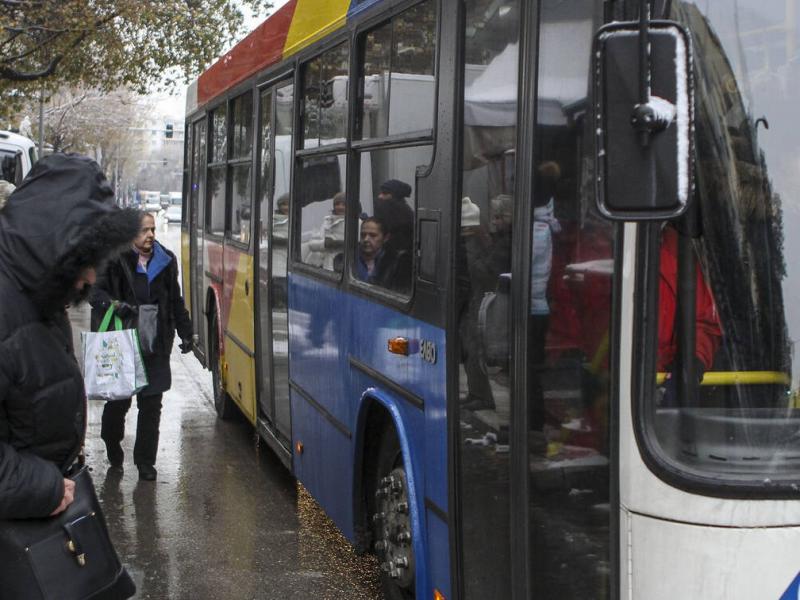 Ρατσιστικό παραλήρημα από ελεγκτή του ΟΑΣΘ: «Θα σ' έβαζα στον σκουπιδοτενεκέ» (Video)