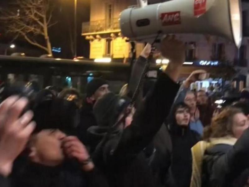Videos: Διαδηλωτές επιχείρησαν να εισβάλουν σε θέατρο που βρισκόταν ο Μακρόν