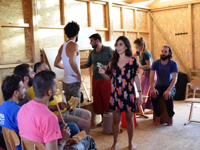Θεσσαλονίκη: Κολομβιανή «σκαρώνει» ήχους και νανουρίσματα για τους πρόσφυγες