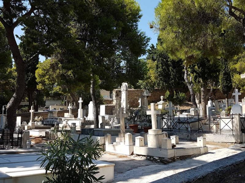 Θεσσαλονίκη: Χειροπέδες σε 25χρονο που «άνοιγε» σταθμευμένα σε κοιμητήριο αυτοκίνητα