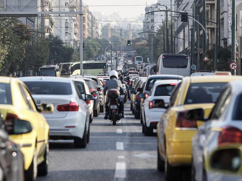 Κυκλοφοριακά προβλήματα στη λεωφόρο Μεσογείων λόγω τροχαίου ατυχήματος