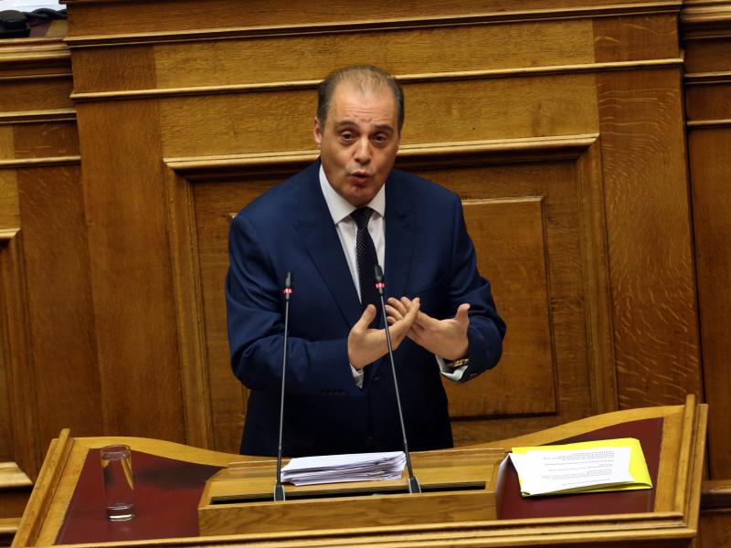 Βελόπουλος σε Ζαχαράκη: «Επί τρία συναπτά έτη σχολεία σε λυόμενα στο Ηράκλειο Κρήτης»