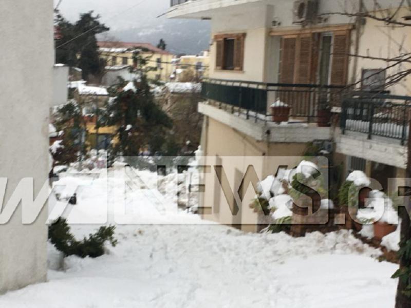 Κακοκαιρία στην Αττική: Περιπολικό θάφτηκε στο χιόνι στα Βίλια (Φωτογραφία)