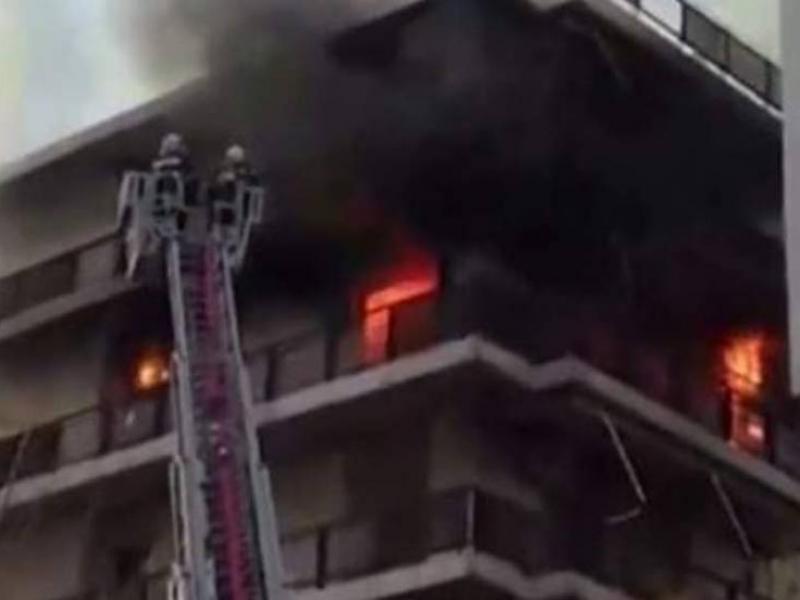 Π. Φάληρο: Απεγκλωβίστηκαν δύο γυναίκες από την πυρκαγιά σε διαμέρισμα