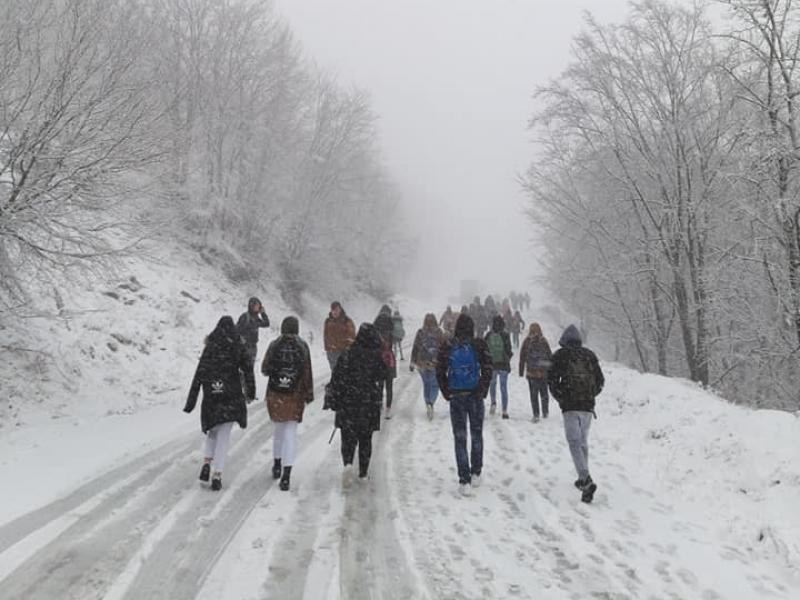 Μαθητές επιστρέφουν από το σχολείο με τα πόδια μέσα στο χιόνι (Εικόνες)