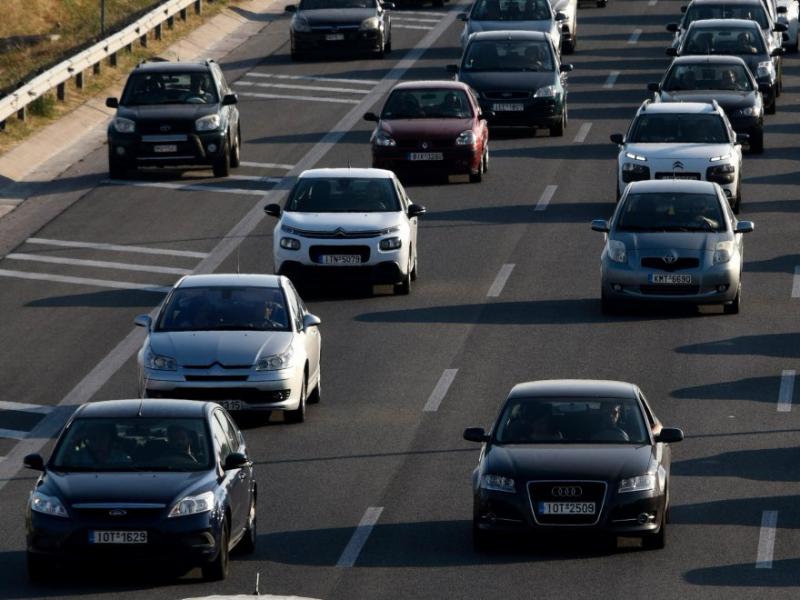 Κίνηση στην Αττική Οδό λόγω πυρκαγιάς σε όχημα