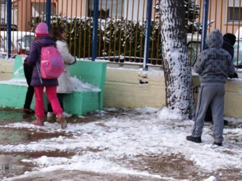 Ψυχραιμία, γονείς: Στα Βόρεια Προάστια έμπαιναν μέσα στις τάξεις να πάρουν τα παιδιά τους λόγω χιονιά!