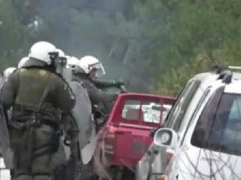 Λέσβος: Η στιγμή που τα ΜΑΤ σπάνε αυτοκίνητα κατοίκων (Video)