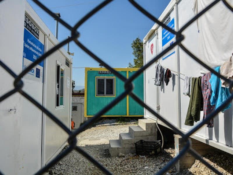 Κυβέρνηση: Σε επίταξη ακινήτων και εκτάσεων για τα κλειστά κέντρα κράτησης προσφύγων