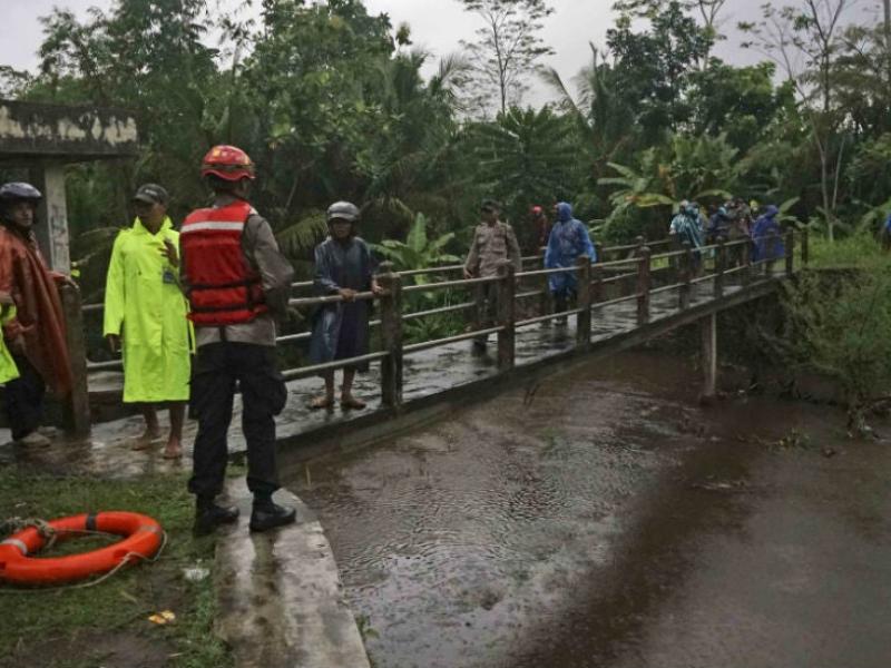 Ινδονησία: Μαθητές παρασύρθηκαν από ποταμό - Έξι νεκροί