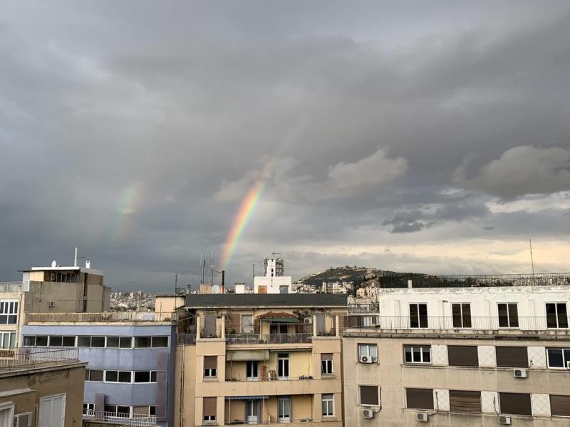 Ένα πανέμορφο διπλό ουράνιο τόξο στον ουρανό της Αθήνας (Εικόνες)