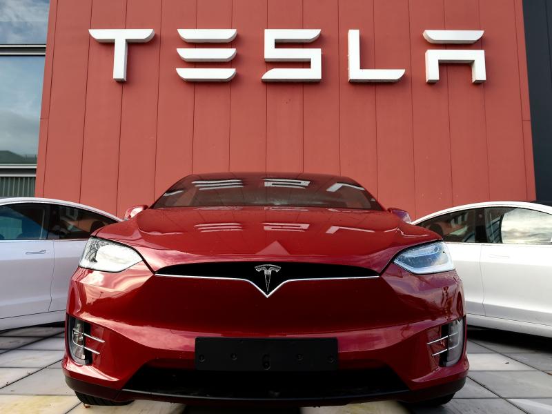 Ρομπότ της Tesla επιτέθηκε σε μηχανικό- Έχωσε τα μεταλλικά του νύχια στην πλάτη του