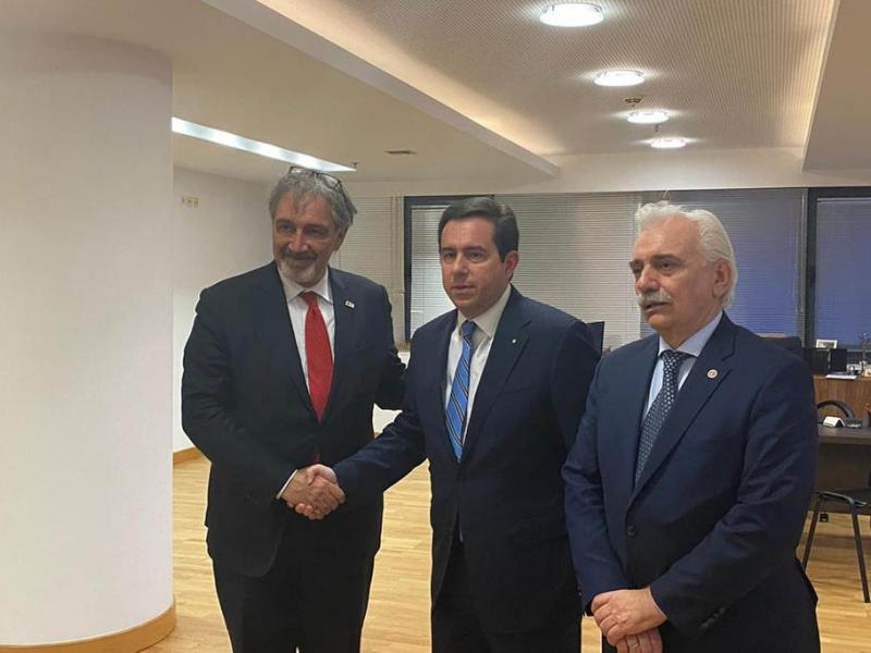 Τη συνδρομή του Διεθνούς Ερυθρού Σταυρού στο προσφυγικό ζήτησε ο Μηταράκης
