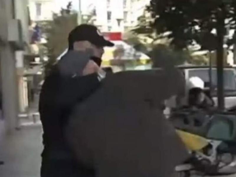 Σφοδρές αντιδράσεις για το κεφαλοκλείδωμα δημοτικού αστυνομικού σε ηλικιωμένο που δεν είχε βεβαίωση μετακίνησης (Βίντεο)