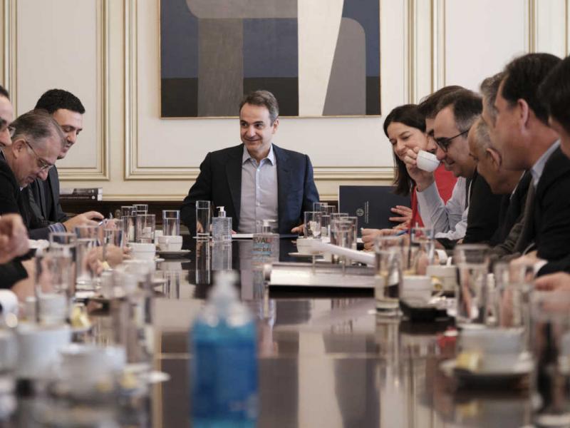 «Κόφτης» στα social media για μαθητές: Τι συζητήθηκε στη σύσκεψη του Μαξίμου