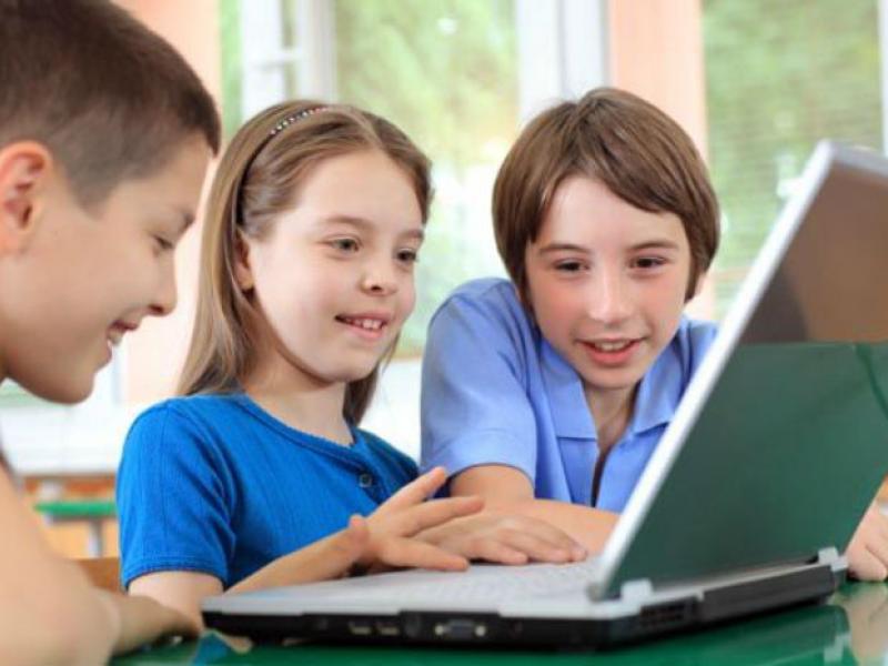 «Κοροϊδία του υπουργείου τα περί ενίσχυσης των μαθητών σε ηλεκτρονικά μέσα»