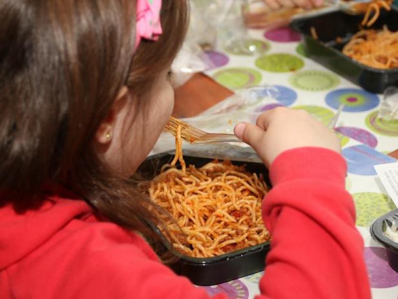 ΠΑΜΕ εκπαιδευτικών: Συνεχίστε τα σχολικά γεύματα, είναι ζήτημα διαβίωσης για πολλές οικογένειες