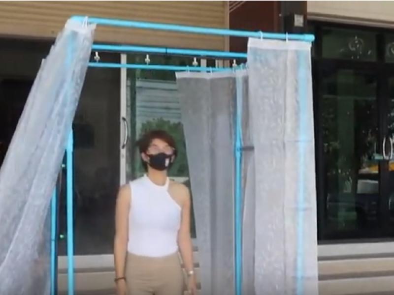 Ταϊλάνδη: Δασκάλα έφτιαξε τούνελ απολύμανσης για τους μαθητές της (Video)
