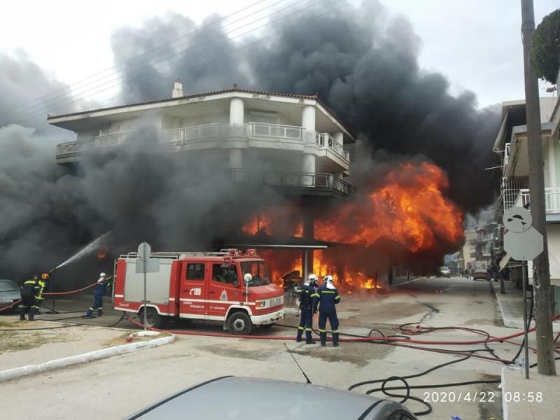 Ηλεία: Μεγάλη φωτιά σε πολυκατάστημα - Επεκτάθηκε σε σπίτια (Φωτογραφίες – Βίντεο)
