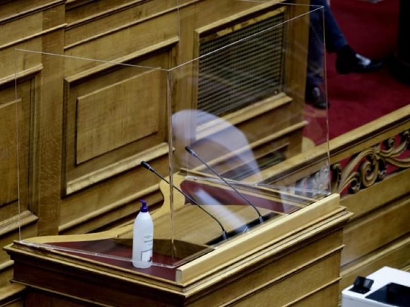 Κορονοϊός: Τοποθετήθηκε plexiglass στο βήμα της Βουλής (Φωτογραφίες)
