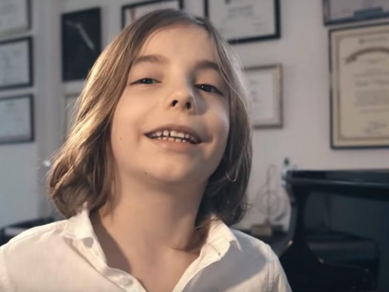 Παιδί «θαύμα» στην Ελλάδα συνέθεσε το «βαλς της απομόνωσης» για τον κορονοϊό (Video)