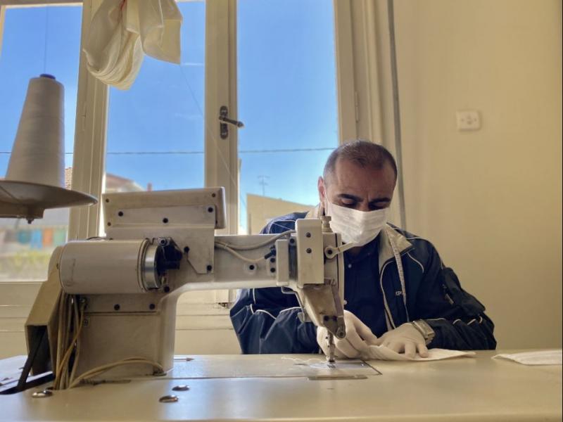 Τρίκαλα: Ένας ράφτης από το Ιράκ, κατασκευάζει μαζί με την οικογένειά του μάσκες για τον κορονοϊό