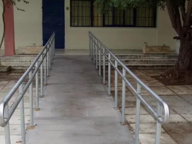 Ράμπες και τουαλέτες για ΑμεΑ σε σχολεία του Δήμου Βόλου