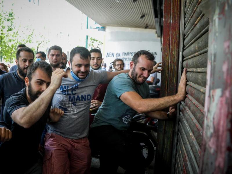 Ένταση σε συγκέντρωση εργαζόμενων στον τουρισμό έξω από το Υπουργείο Εργασίας