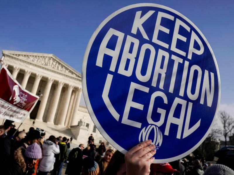 Απαγόρευση αμβλώσεων-ΗΠΑ: Ποιες Πολιτείες προστατεύουν και ποιες καταργούν το δικαίωμα των γυναικών