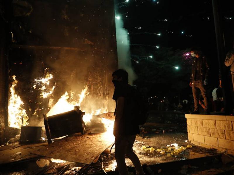 Στις φλόγες η Μινεάπολη: Φωτιά στο αστυνομικό τμήμα – 18 καταγγελίες για τον δολοφόνο αστυνομικό (Φωτογραφίες)