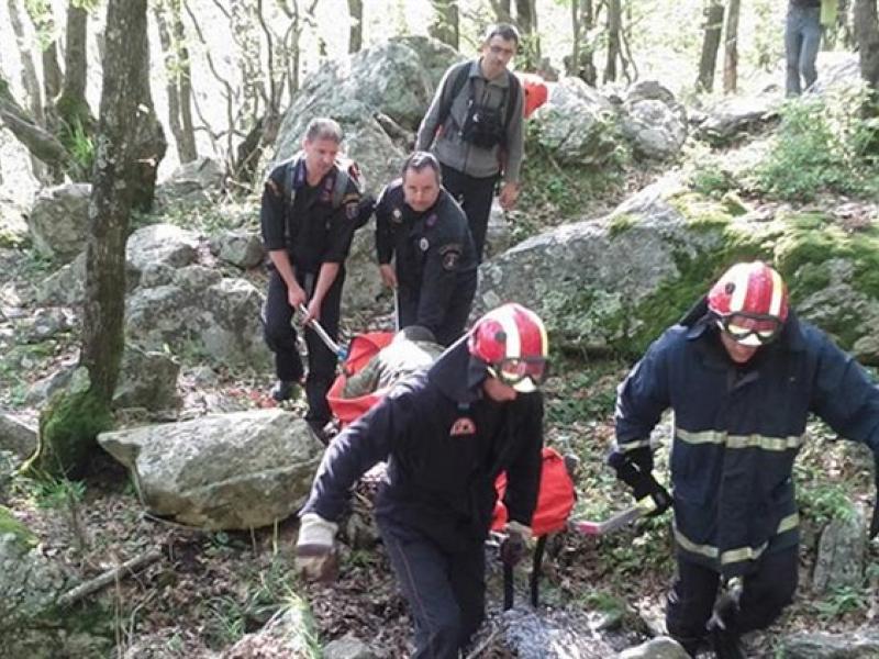 Τέσσερις άνθρωποι ανασύρθηκαν νεκροί τα ξημερώματα από σπήλαιο στην περιοχή Καρμπουνάρι Λουτρακίου