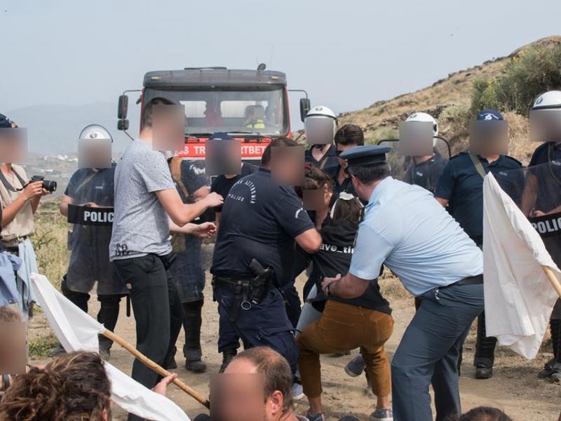 Τήνος: ΜΑΤ ξυλοκόπησαν και συνέλαβαν κατοίκους σε κινητοποίηση κατά των ανεμογεννητριών