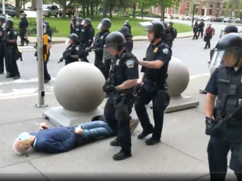 ΗΠΑ: Για βιαιοπραγία σε βαθμό κακουργήματος κατηγορούνται οι αστυνομικοί που έριξαν στο έδαφος ηλικιωμένο διαδηλωτή