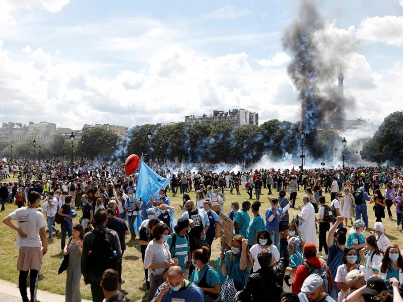 france tear gas doctors