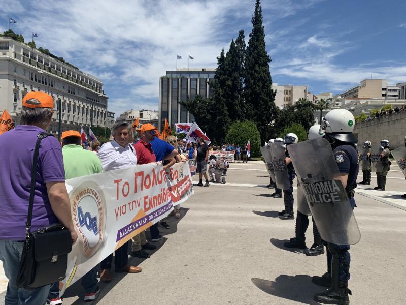 Με τις ψήφους της ΝΔ εγκρίθηκε το πολυνομοσχέδιο - Στο Σύνταγμα διαδήλωσαν εκπαιδευτικοί-φοιτητές [pics]