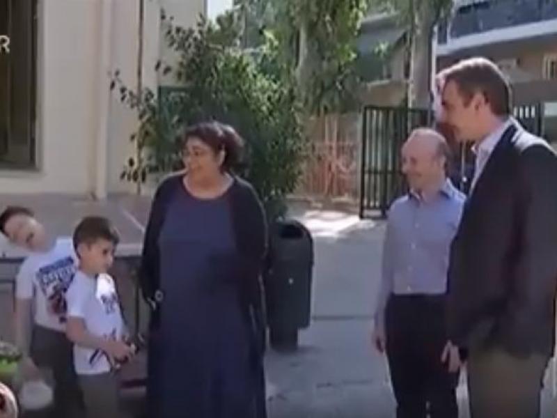 «Επική» αντίδραση από μικρό μαθητή όταν η δασκάλα τού λέει ότι έχει μπροστά του τον πρωθυπουργό (Βίντεο)
